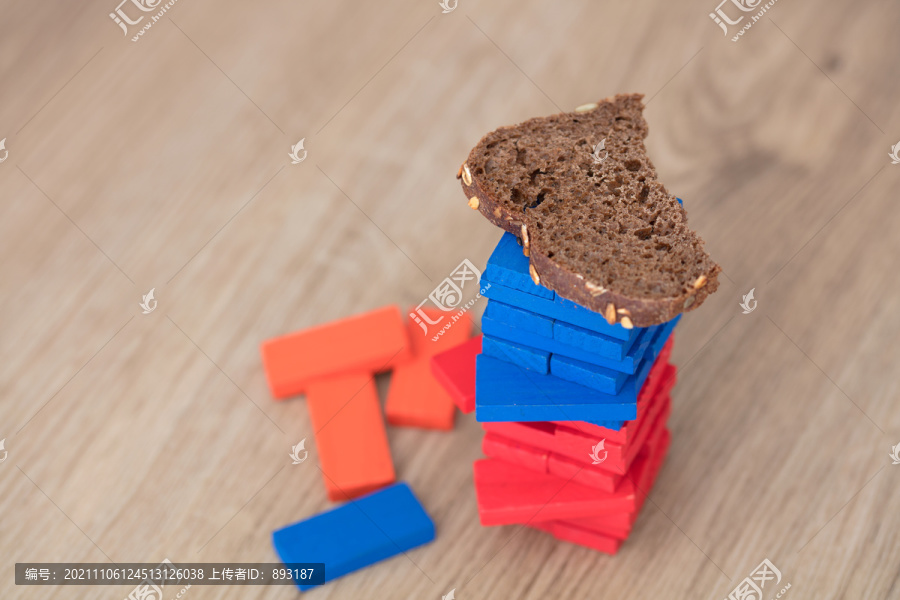 一堆积木上放着一块面包