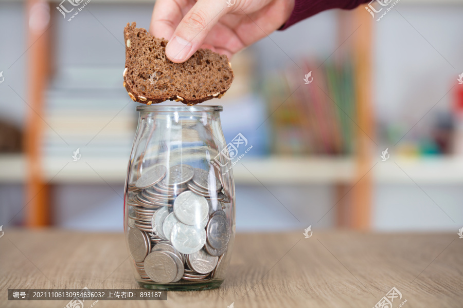 把面包片投入装满硬币的玻璃瓶