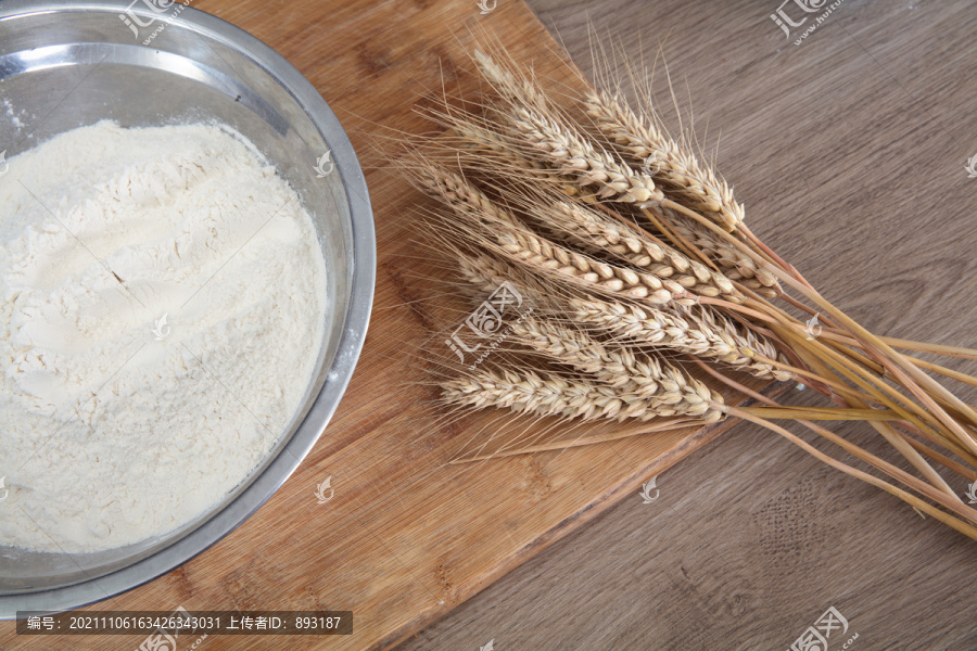 砧板上的面粉和小麦