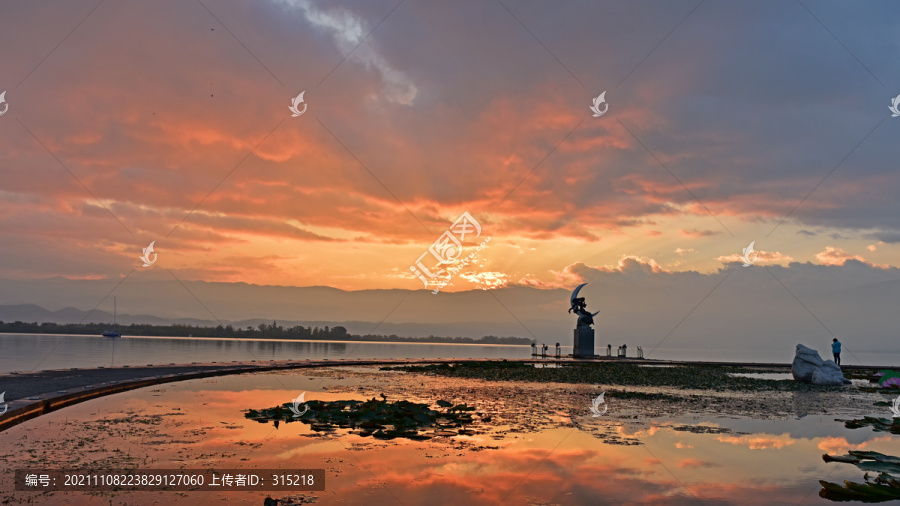 西昌邛海彩霞