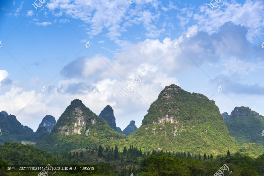 蓝天白云山峰