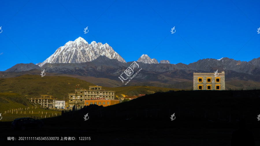 雪山与建筑背景