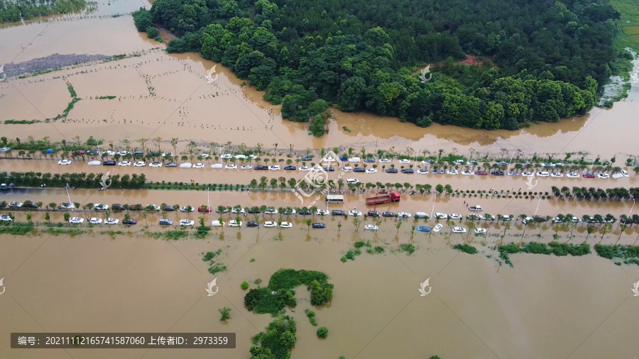 航拍大量车辆被洪水吞噬