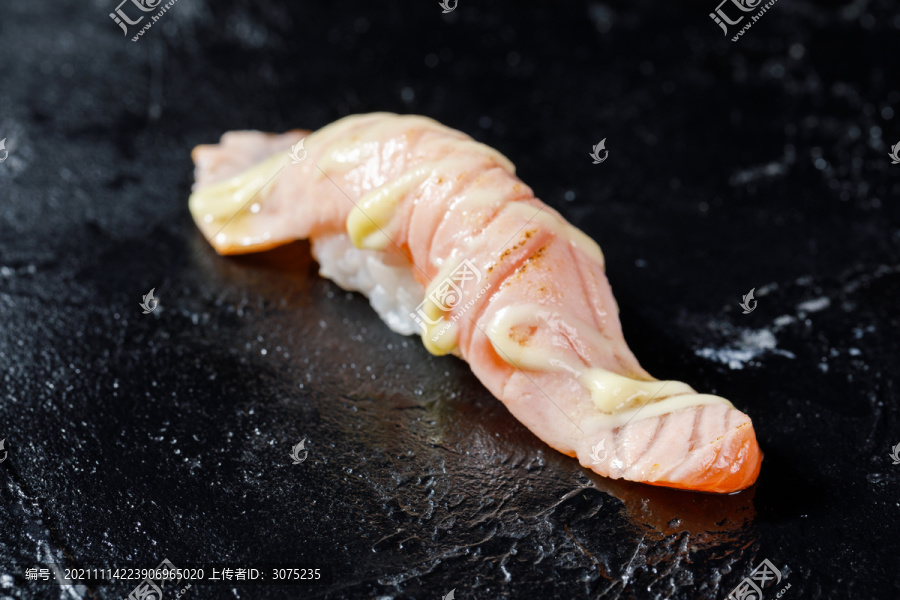 火炙三文鱼腩寿司