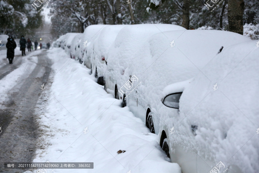 大雪覆盖汽车