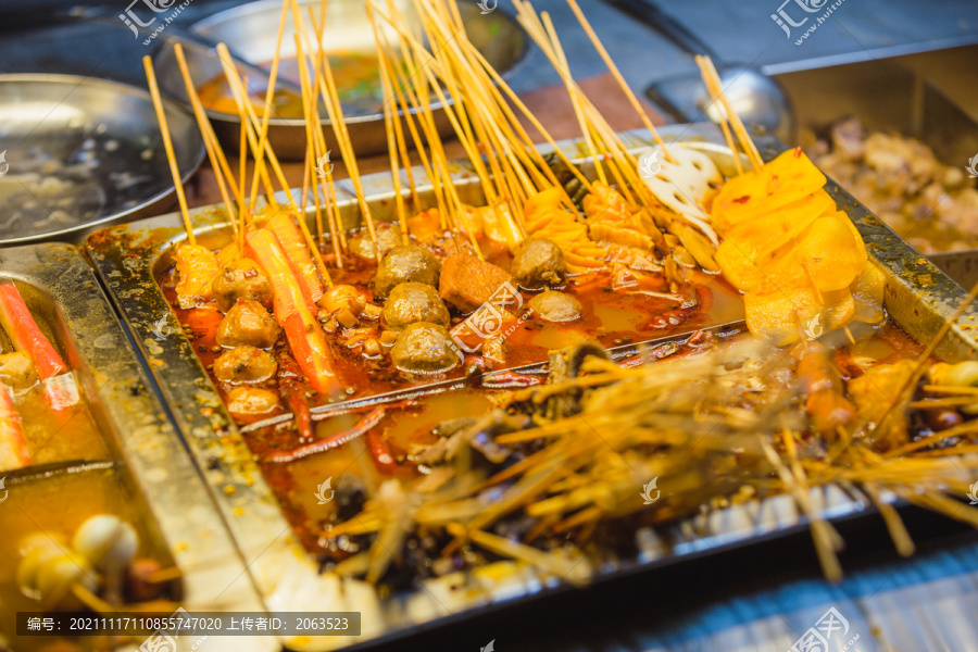 由各种食材组成的麻辣烫串串香