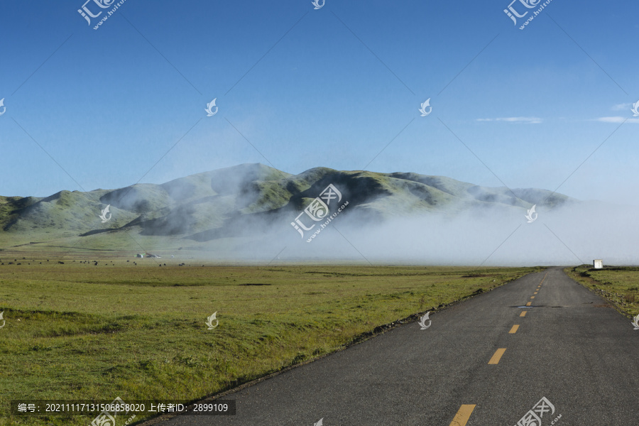 蓝天云雾缭绕山脉草原自然景观