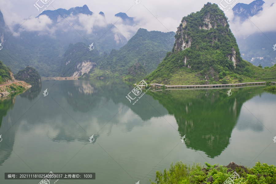 湖光山色平静湖面