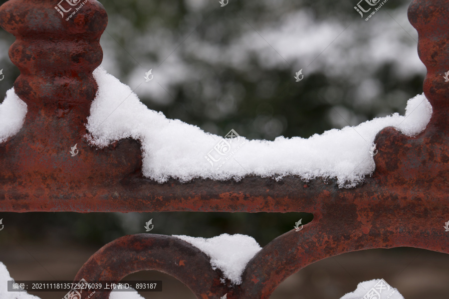 金属栅栏上堆积着洁净的白雪