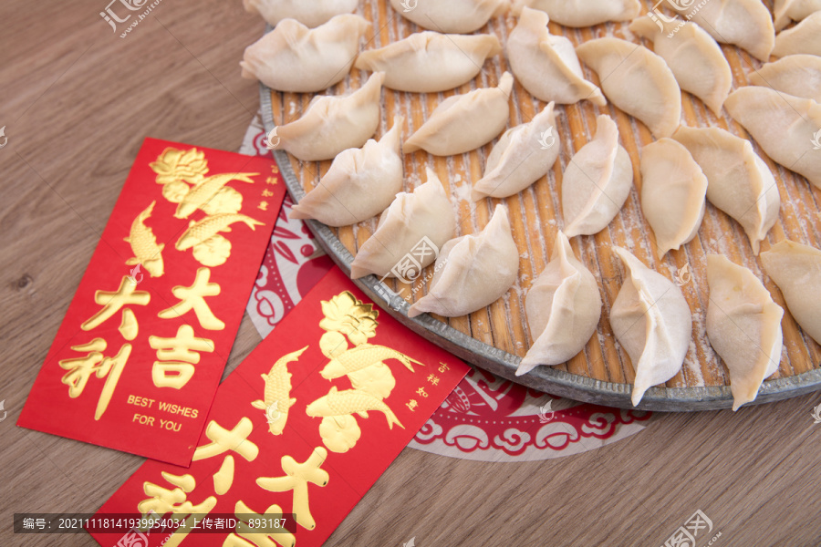 托盘上中国过节的饺子