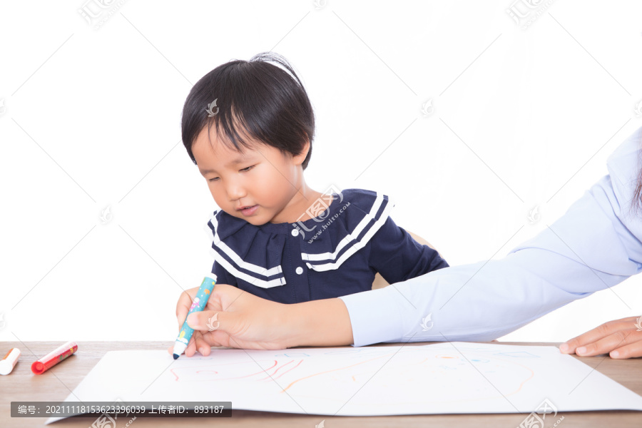 中国小女孩在桌子前学习绘画