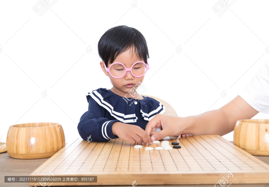 可爱的东方小女孩在学习下围棋