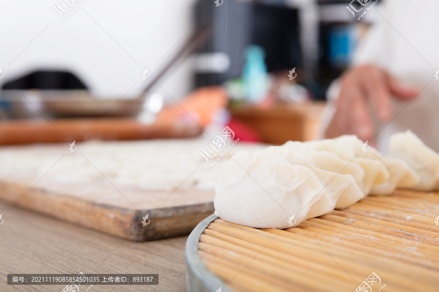 中国节日标志的食品饺子的制作