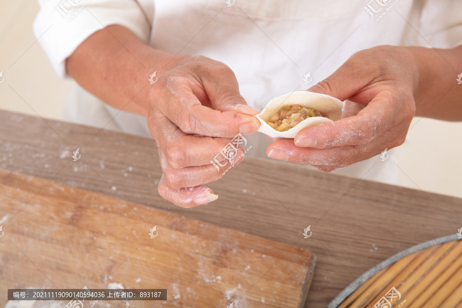 传统节日前家人正在制作饺子庆祝