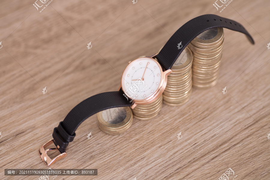 欧元硬币上放着一个手表