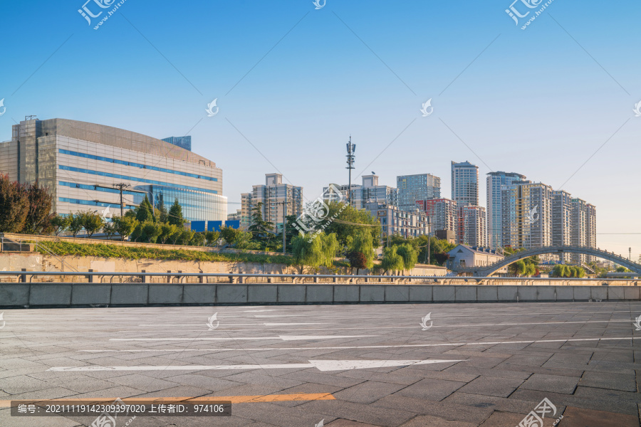 首都北京城市天际线和公路桥梁