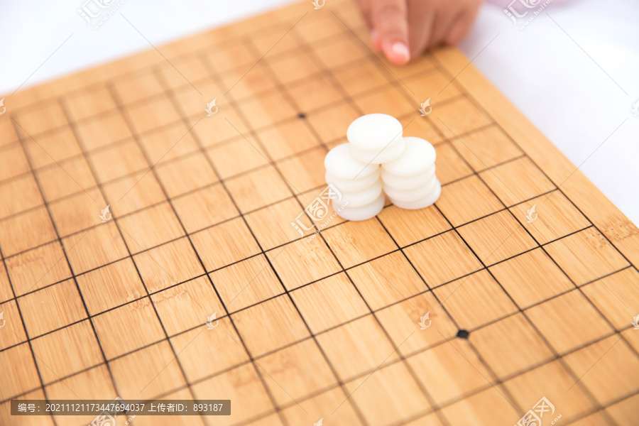 一摞白色棋子在棋盘上