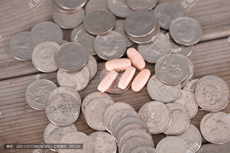 一堆美元硬币和药丸