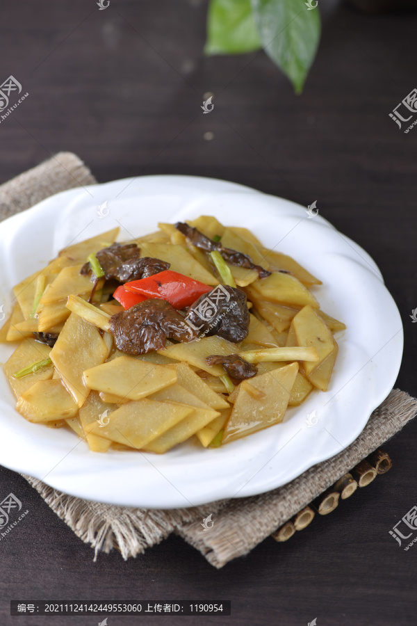 台蘑焖土豆片
