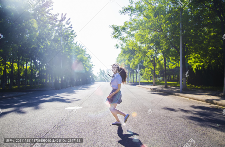 室外穿着小时代JK制服的女孩