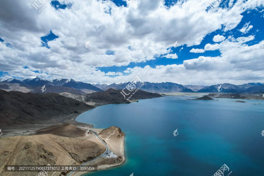 西藏阿里班公湖航拍