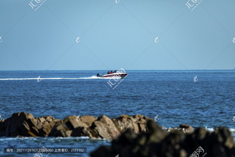 青岛海景礁石与大海和快艇