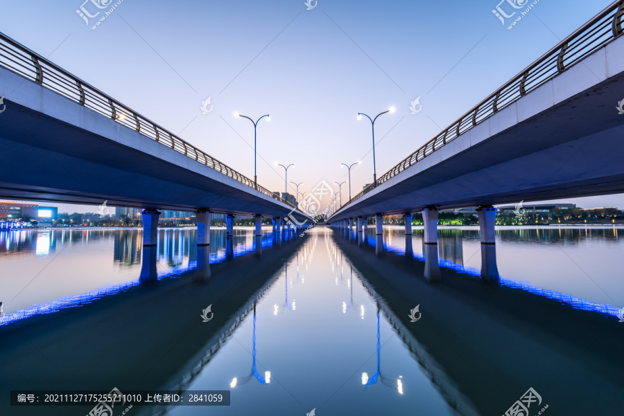 扬州明月湖大桥的城市建筑夜景