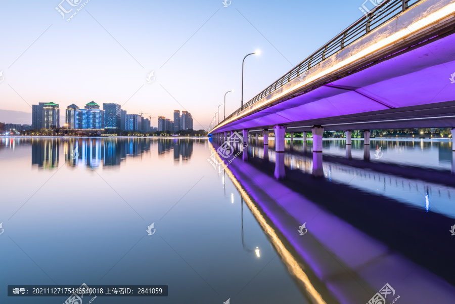 扬州明月湖大桥的城市建筑夜景