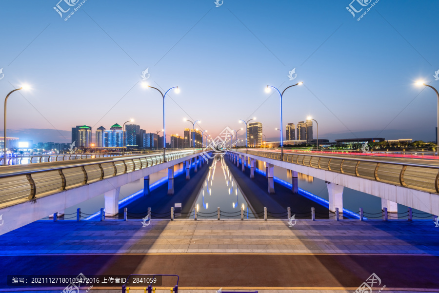 扬州明月湖大桥的城市建筑夜景