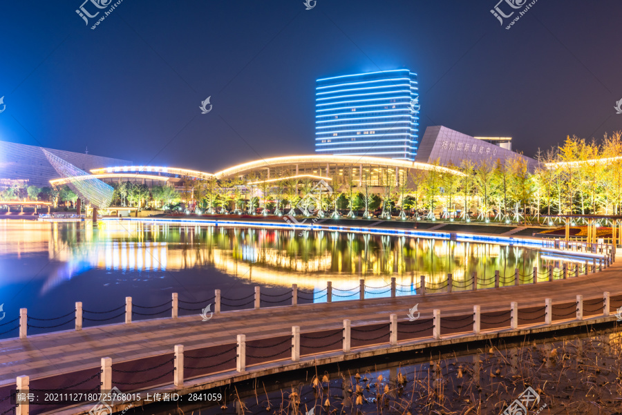 扬州明月湖大桥的城市建筑夜景