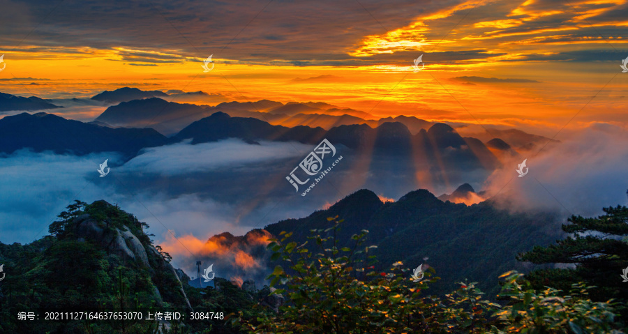 金色霞染三清山