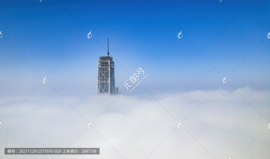 雾霾笼罩下云端的天津117大厦