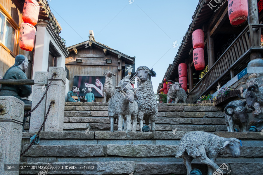 台阶上的羊群雕塑