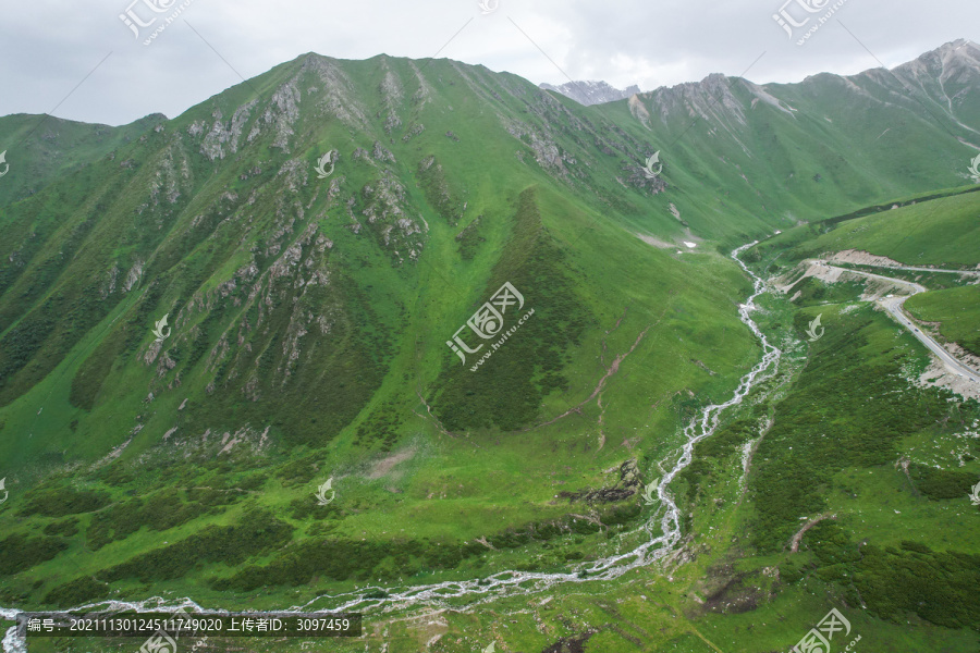 新疆独库公路高山草原航拍