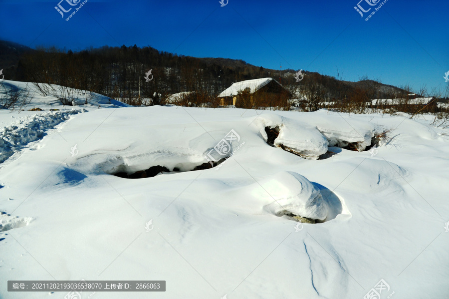 冬天雪乡积满厚雪的山村房屋