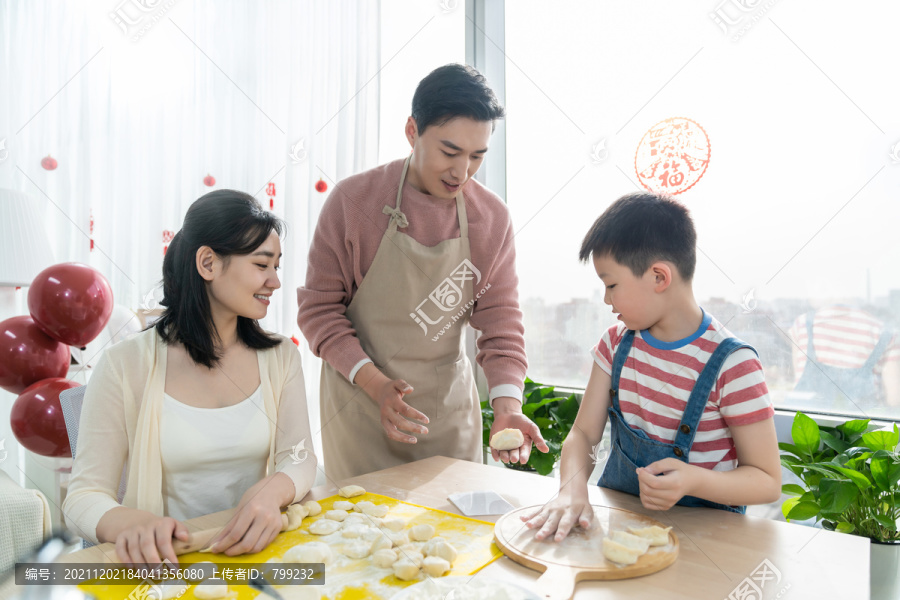 快乐的年轻家庭包饺子