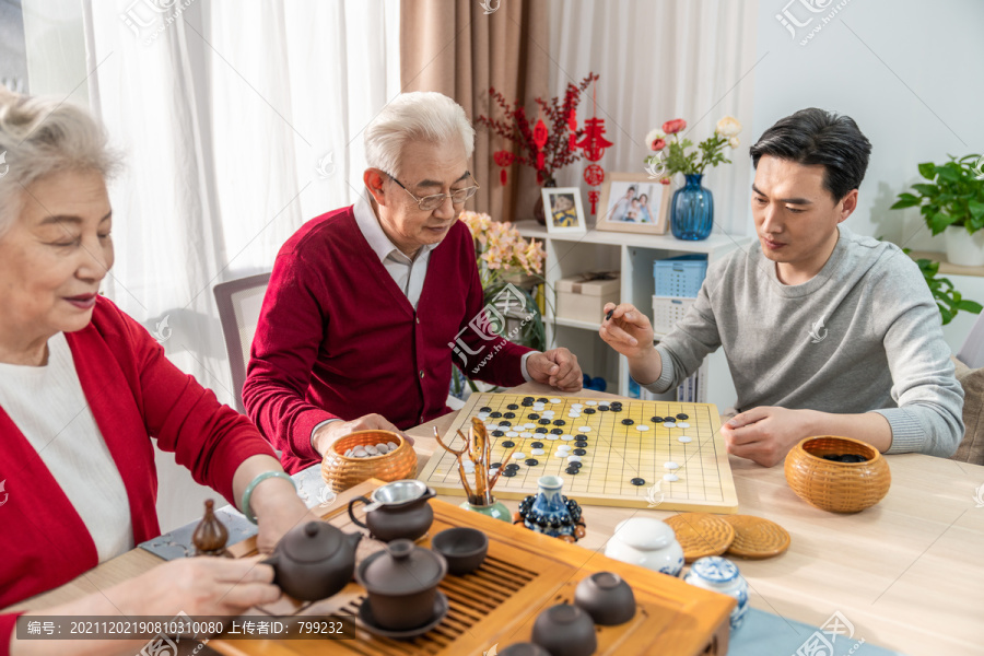 快乐的家庭喝茶下围棋