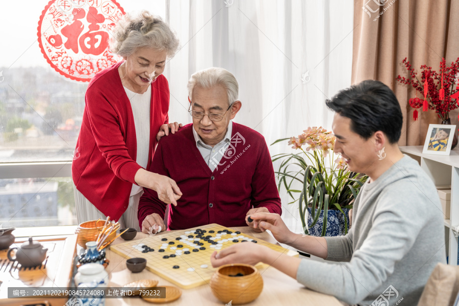 快乐的家庭喝茶下围棋