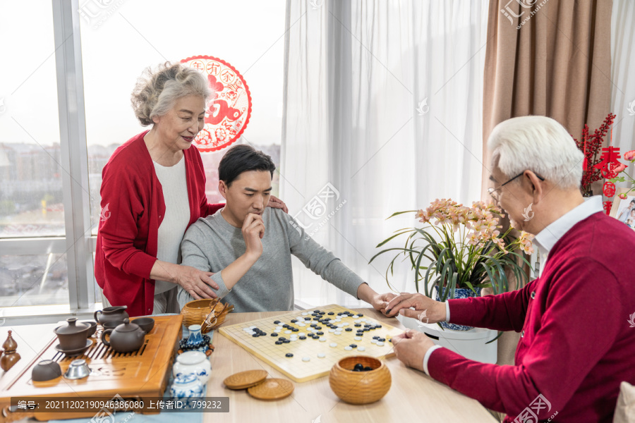 快乐的家庭喝茶下围棋