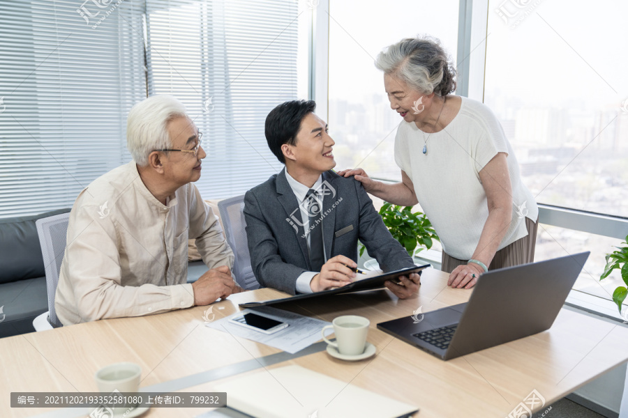 老年夫妇与理财顾问