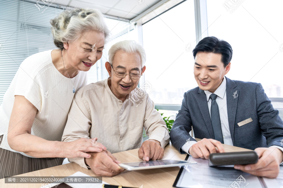 老年夫妇与理财顾问