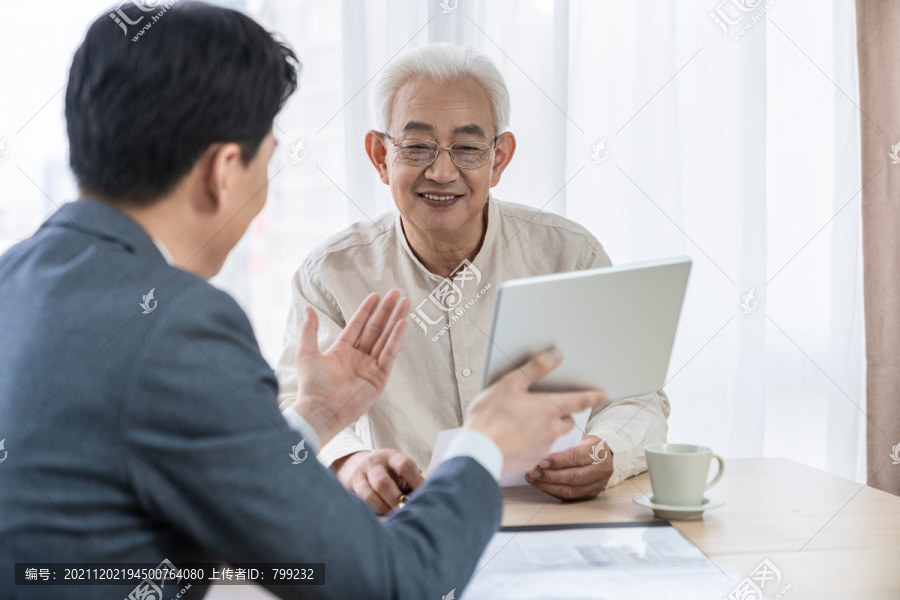 老年人与理财顾问