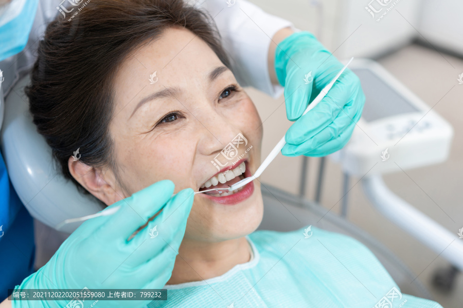 患者在牙科诊所治病