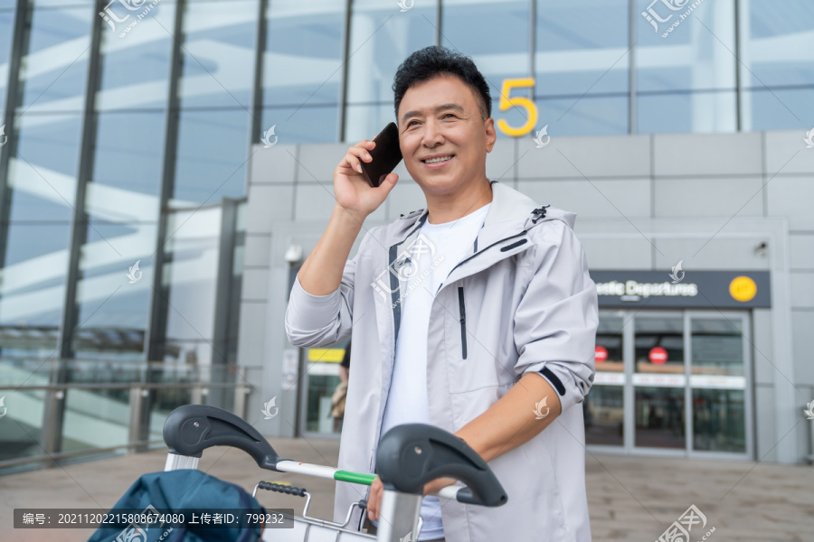 老年男人在机场打电话