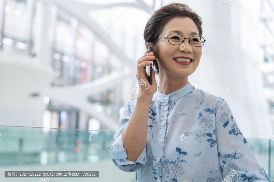 老年女人在机场打电话