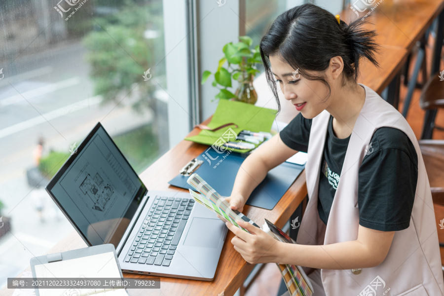 年轻女子使用笔记本电脑