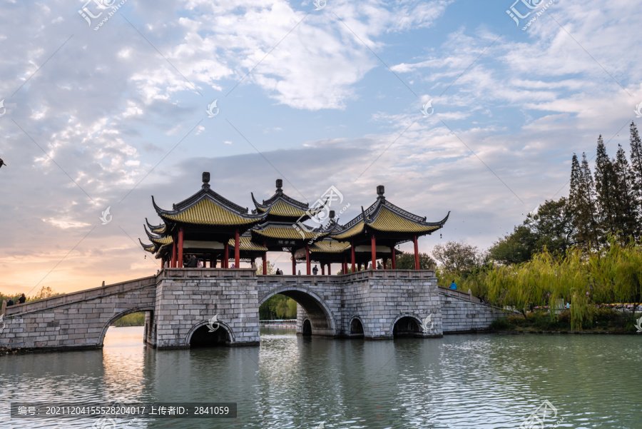 夕阳下中国扬州瘦西湖的五亭桥