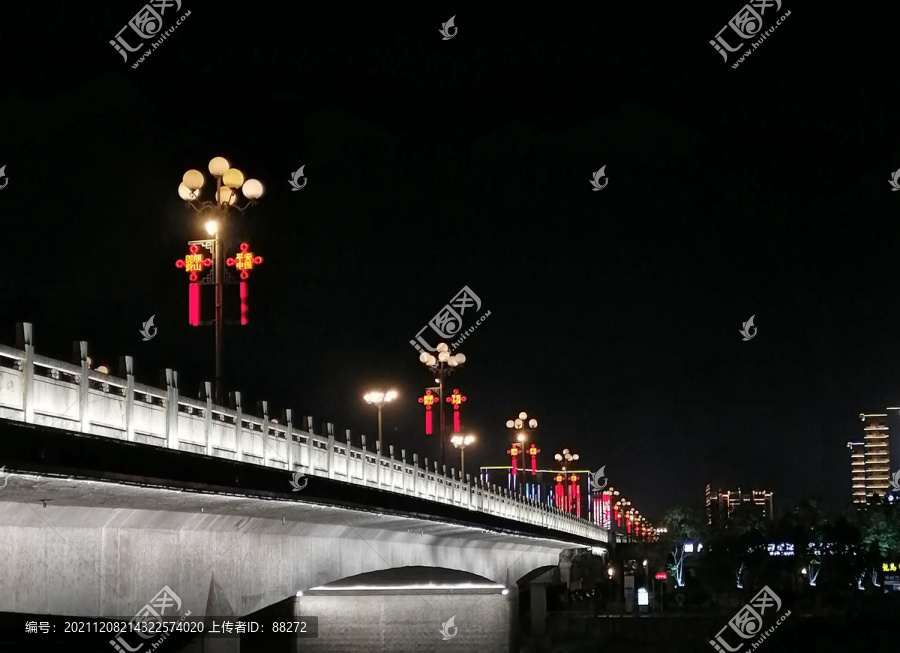 夜晚大桥的灯笼
