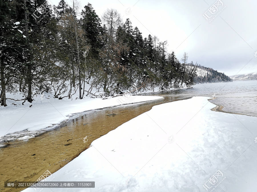 雪山河流