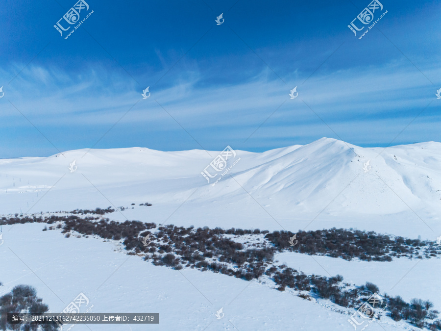 航拍雪山丘陵